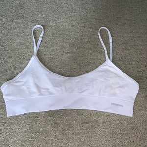 Light purple Patagonia sports bra in like new condition!